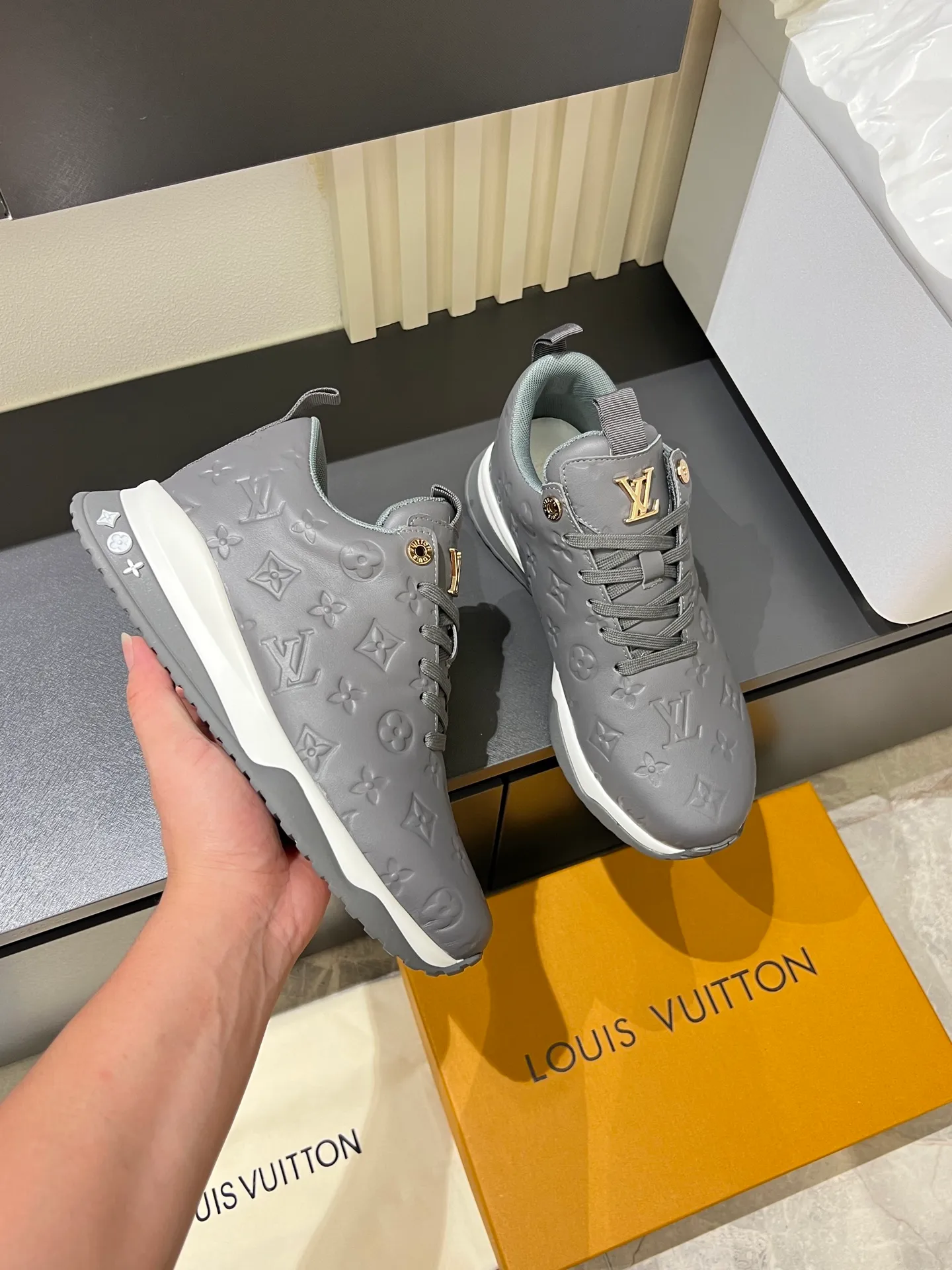 p520 "LOUI* VUITTO*" popular men's casual shoes, genuine development in Italy💯purchasing level quality✔️The upper is made of first-layer cowhide, comfortable and soft sheepskin feet⚡️Fashionable and versatile, the toe last shape is firm and full, and the soles are made from original LV molds and can be freely entered and exited the counter. Light and comfortable on the feet~Purely handmade, details determine quality! Size:39-44!